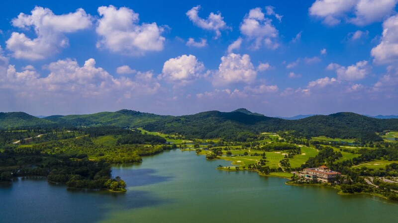 1、乘地铁一号线或三号线至南京南,转地铁S1禄口机场线,至吉印大道站下,一号口出,转公交870路(原谷水线),观音殿站下车,到达游乐场。 2、接驳车路线:乘地铁一号线或三号线至南京南,转地铁S1禄口机场线,至正方中路站下,一号口出,乘接驳车到达。工作日在正方中路上午9:00,10:00有银杏湖主题乐园免费接驳车到景区,周末及节假日流水发车,客满即走。 乘坐地铁3号线到秣周东路地铁站,上午9:30在砂之船奥特莱斯有免费直通车,周末及节假日流水发车,客满即走。 南京公交 870路(原谷水线) 870路 [ 水