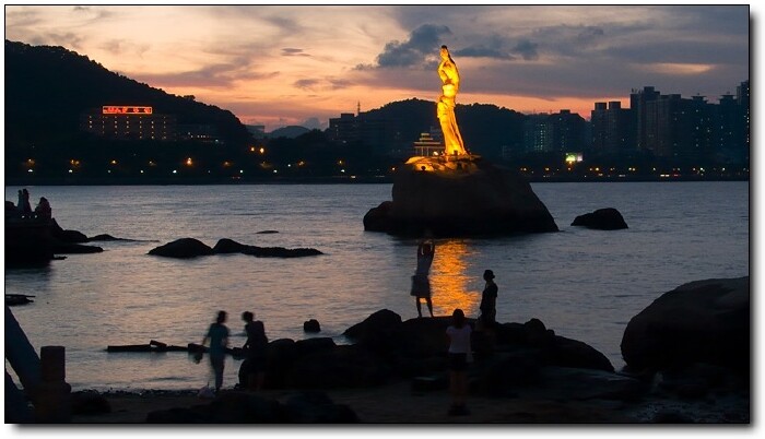 夜幕下的渔女