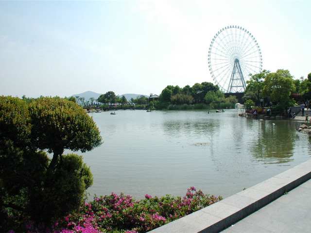 蠡湖公园建设坚持以人为本,以水为魂.全园以植物造景为主