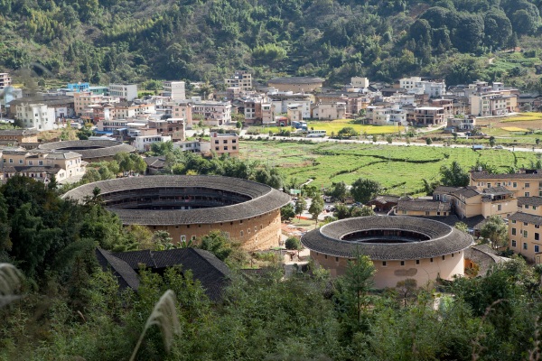 福建永定土樓很出名,享譽海內外,來到這里可以深入了解客家文化。面對世界上*的神奇的山區,游客朋友們估計眼花繚亂不知道該帶什么過去,那么秋天去永定土樓旅游需要帶什么東西呢?不要著急,請聽小編娓娓道來。 由上圖我們可以看出永定土樓很多依山而建,與自然景色渾然一體,要想拾級而上,步入其中,需要走很多崎嶇不平的道路,為了保護我們的雙腳,需要準備一雙高幫的登山鞋,既能夠防水防土耐磨,還能夠保護我們的腳踝。為了進一步保護我們的身體,可以準備一根趁手的手杖,專業的業余的都可以,主要用來分擔壓力,保護我們的腰部。穿梭在土