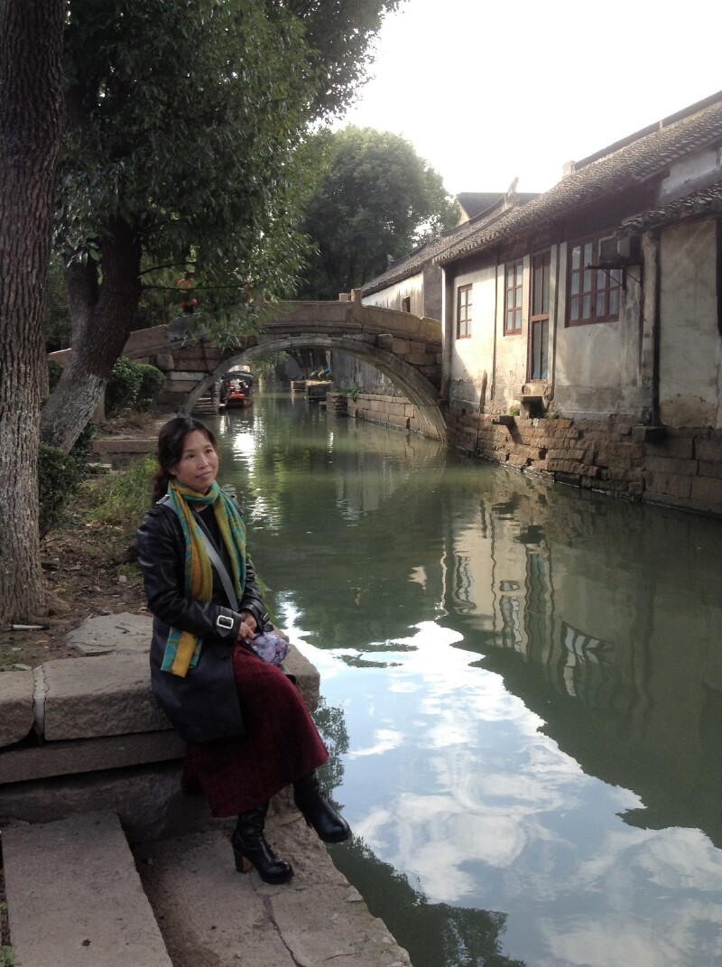 坐着摇橹船,小船儿轻轻的在水面滑动,摇撸的船女轻声唱起了江南