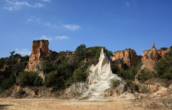 陆良彩色沙林景区