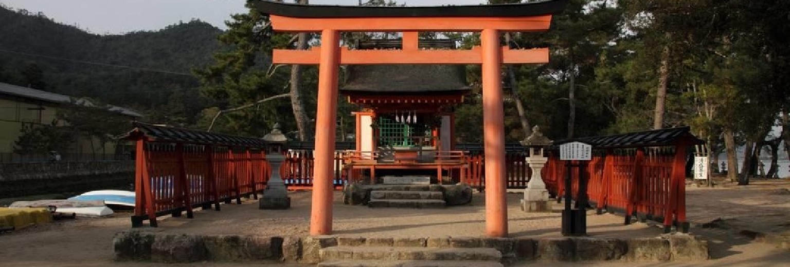 严岛神社有3张图宫岛上的严岛神社是日本的国宝,在1996年与原爆圆顶