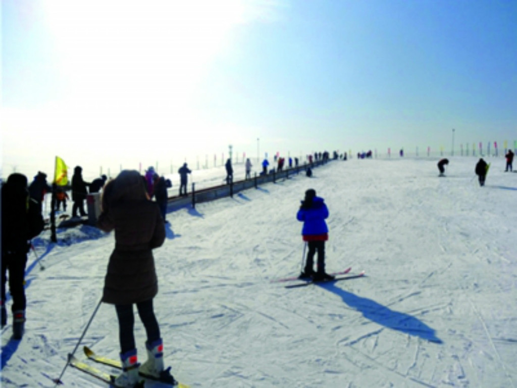 东海县湖西温泉滑雪场位于湖西生态园内中心位置