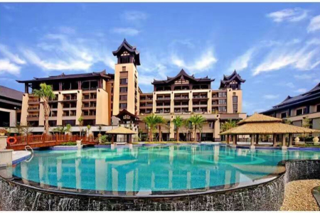 <清远佛冈熹乐谷凤凰温泉2日游>欢乐玩水季入住主楼园景/山景双人房，含一正一早自助餐，全新森林水世界，悬空无边际泳池