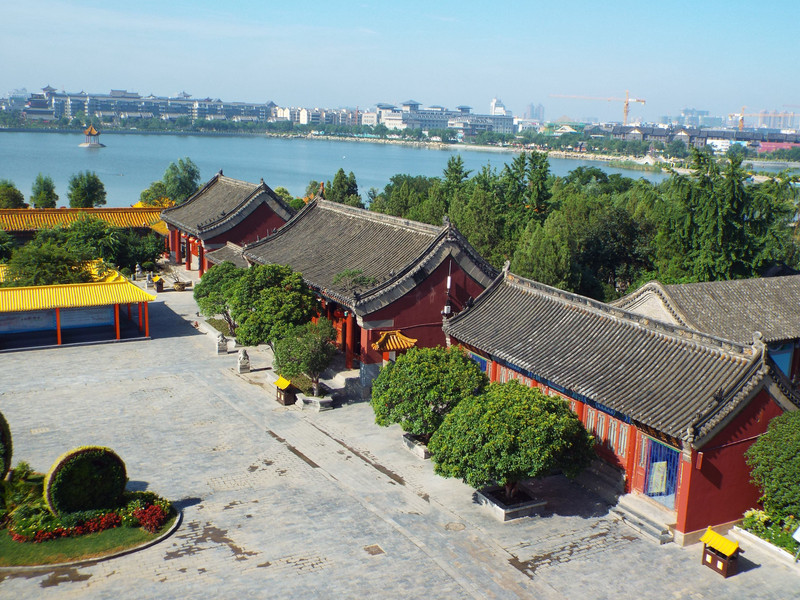 站在龙亭大殿的平台上,杨家湖,潘家湖和远处的开封城区尽收眼底.