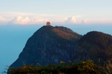 <峨眉山-乐山2日游>22人优质小团陆地航空椅，含90元观光车，船游乐山大佛，登顶金顶，宿景区内半山酒店，纯玩不进购物店，三环内到酒店接