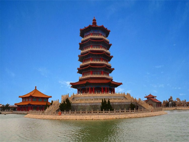 八仙过海景区又名八仙渡,八仙过海口,坐落在山东蓬莱市北黄海之滨,与