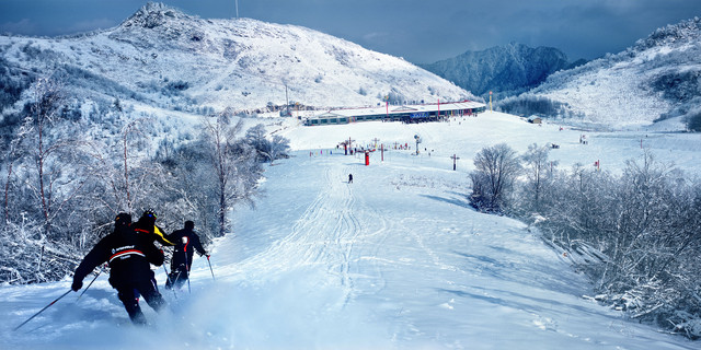  神农架国际滑雪场自驾滑雪2日游>宿神农山庄春晖楼普通标准间1晚 加2