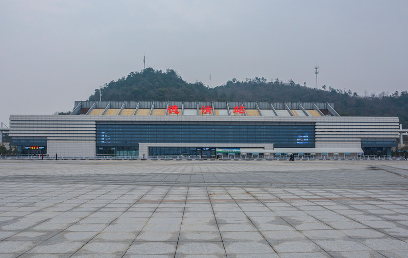 建议外地去莫干山的游客,飞往杭州或上海或南京,然后乘坐高铁到德清站