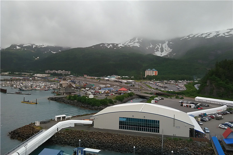 甲板上 细雨霏霏,冷风嗖嗖,惠蒂尔小镇和