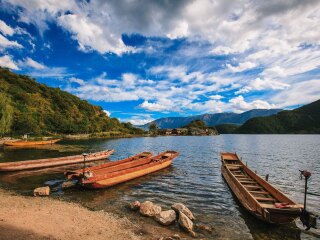 云南瀘沽湖旅行團自由行_2021年云南瀘沽湖旅游團報價_云南瀘沽湖高端品質(zhì)旅游團