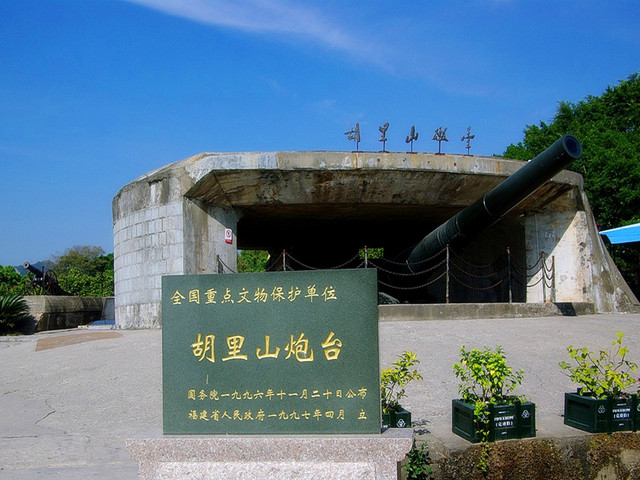 胡里山炮台位于厦门岛东南海岬突出部,毗邻厦门大学园区,三面环海,有