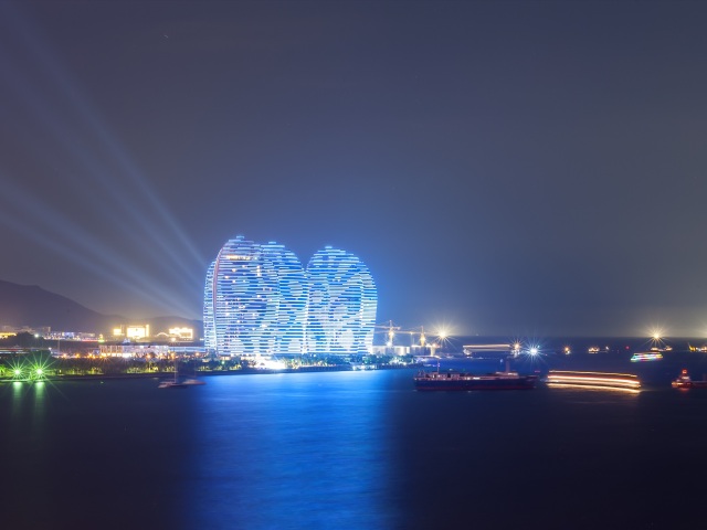 宿三亚海边海景房,船游三亚湾夜景,享特色海鲜餐(当地游)