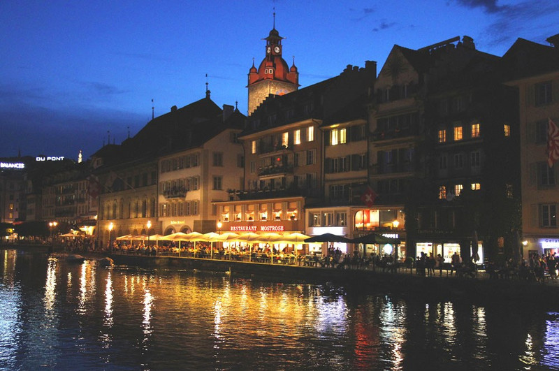 这座依山傍水的美丽城市,是瑞士最大的夏季避暑胜地之一.