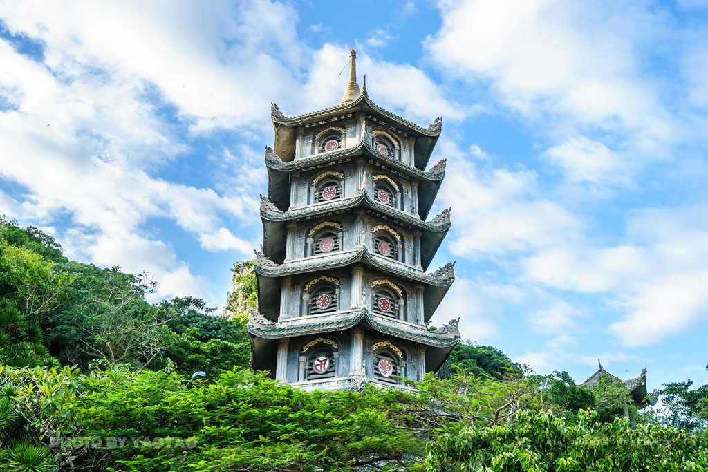 行过五行山,天气已接近傍晚.我们随后驱车来到会安古城了.