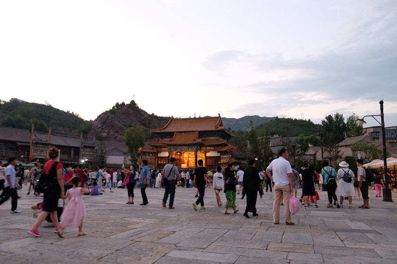 吃过饭,来到日月岛广场,已有不少游客聚集