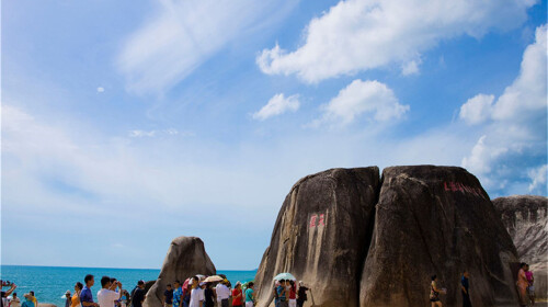 随后游览4a级景区【天涯海角】(约120分钟)漫步蜿蜒的海岸线如同进入