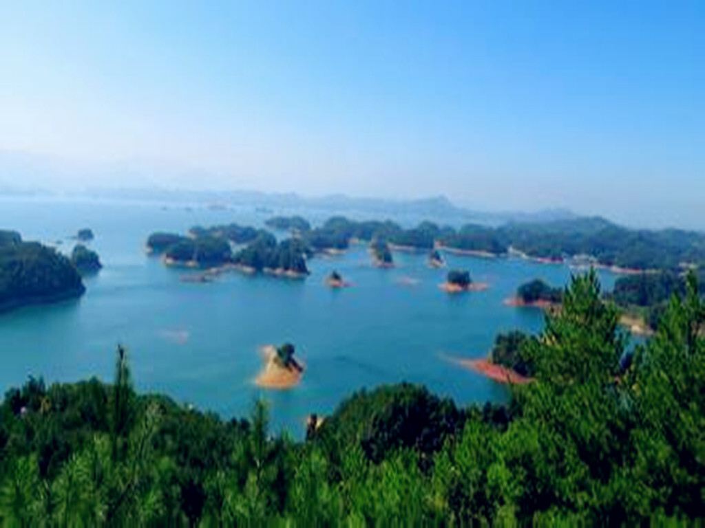 【景点特色】 【森林氧吧】呼吸自由富氧好空气,千岛湖森林氧吧植被茂盛、空气清新、在林中走绳桥、荡秋千,和孔雀合个影,或是坐一次滑草和家人一起感受森林浴的同时享受各种山间野趣,满足都市人所有回归的乡土家园的向往,各种美景美食一秒引爆朋友圈!【中心湖区】搭乘千岛湖画舫【千旅之星】游中心湖区,游船含送自助茶歇,游船上观赏表演,登梅峰观岛,游湖登岛,欣赏千岛湖的美景。【千岛湖画舫千旅之星】由千岛湖旅游集团耗资1600万元精心打造,千旅之星船长48米,宽11.