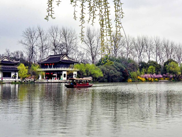 【瘦西湖】即扬州的代称.现在为国家重点风景名胜区.