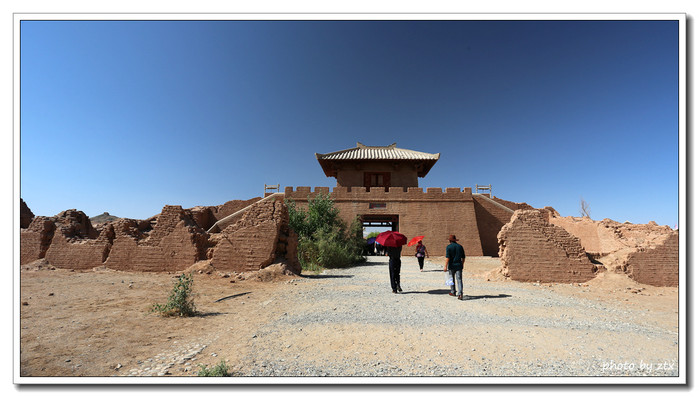 建筑,叫仿汉阳关,仿汉阳关南面是王维塑像,王维塑身像旁是一条阳关道