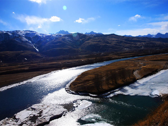 两座大山,跨越被《中国国家地理》称作充满女性文化的一条著名河流