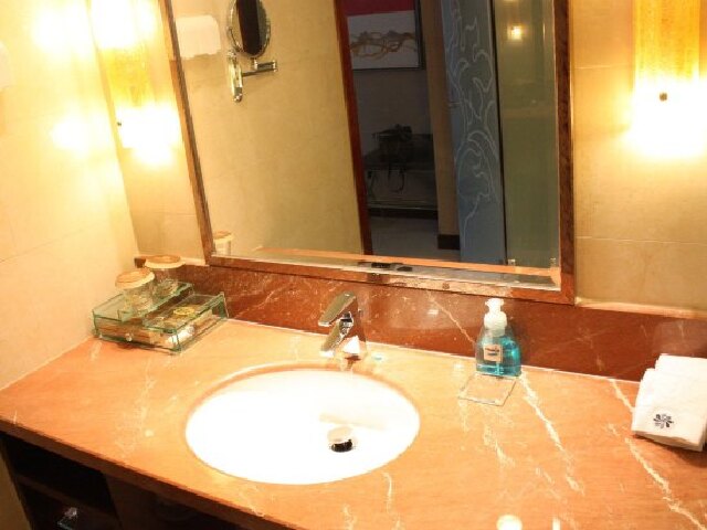 住济南银座佳悦酒店,紧靠和谐广场商圈,深度游