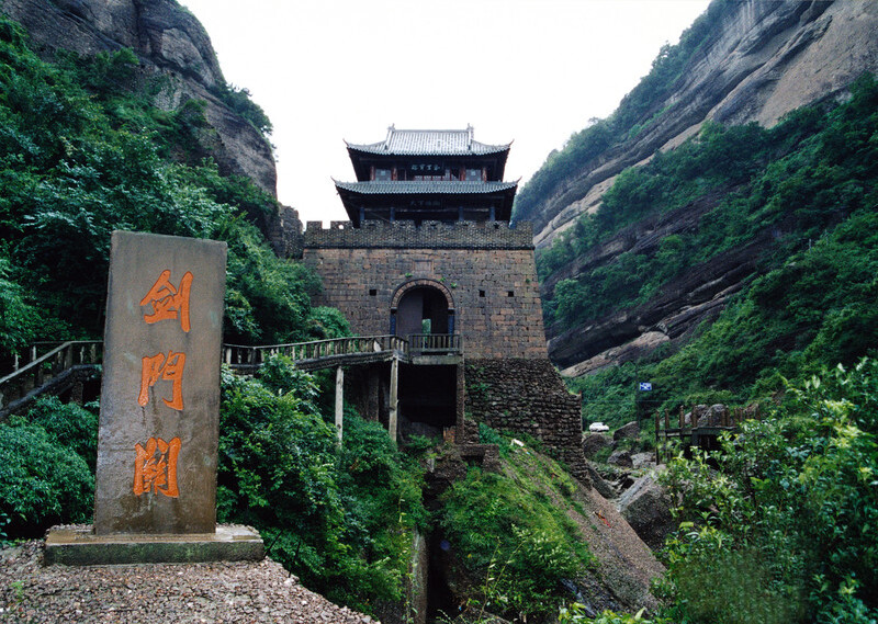 显得格外从容,门关就隐在山谷之中,关楼是全木质的,非常有气势