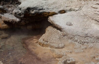 泡不一样的溶洞温泉