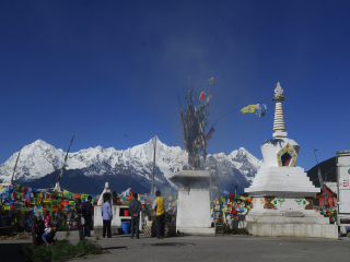 到云南梅里雪山旅游報(bào)團(tuán)價(jià)格_云南梅里雪山游跟團(tuán)多少錢2021_去云南梅里雪山游要多少錢