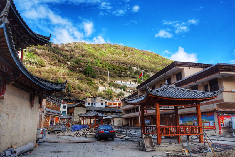 升平镇古称阿墩子,是坐落德钦县城雪岭深谷