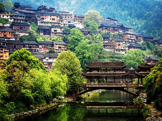 贵州黄果树景区-西江千户苗寨-青岩古镇双动4日游24h接站,全程式