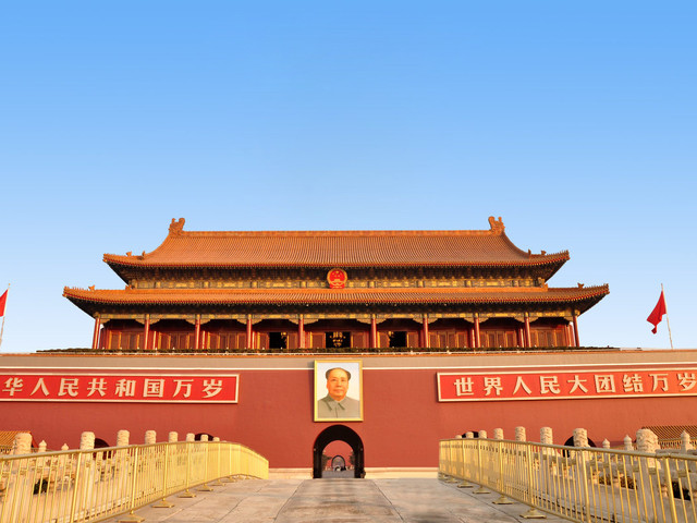 天安门坐落在中华人民共和国首都北京的市中心,故宫的南侧,与天安门