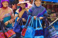 苗寨里感受民族风情