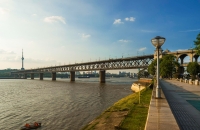 江滩边走走停停