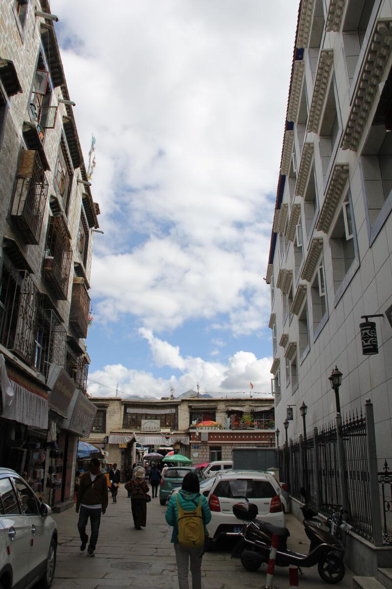 拉萨街角,特色的住宅楼,楼下都是商贩