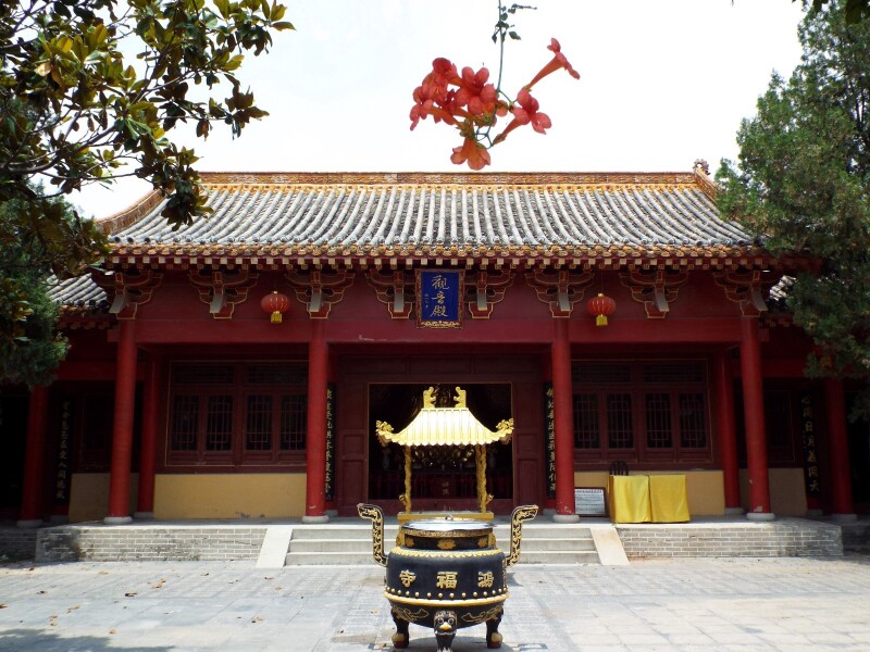 正殿为观音殿,东配殿为供奉关公的武圣殿,西配殿为供奉送子观音的百子