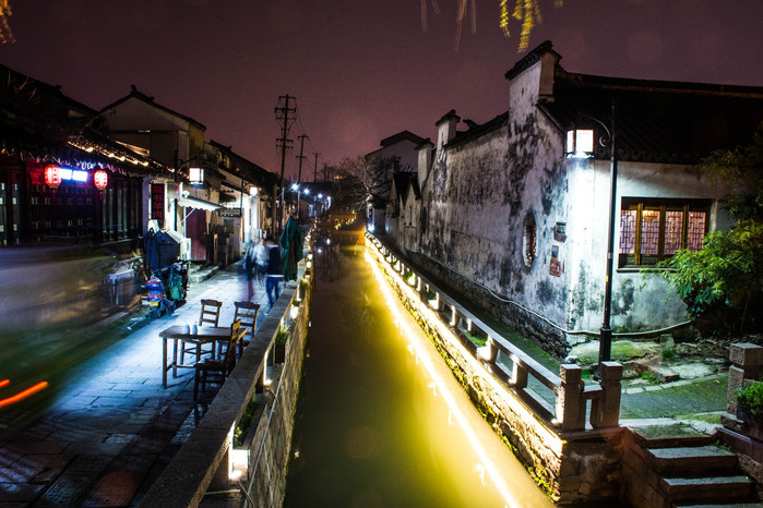 吃完后,继续欣赏平江的夜景! 看到这种老墙,不得不记录下一张!