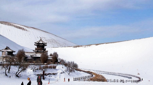 鸣沙山月牙泉雪景