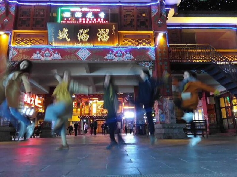 康定华灯初上,整个溜溜城被点亮.