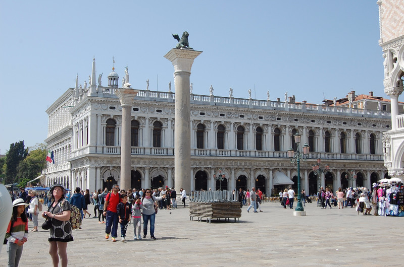 圣马可广场两边,美丽的柱廊式建筑.威尼斯,沿湖马路上的雕塑欣赏.