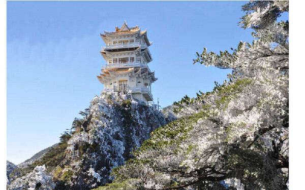 8月份来到翁源县旅行是非常合适的选择,来到这里首先推荐大家一定要去青云山景区看一看,这里完好地保存了大自然的原始风貌没有加以人为的修饰,山峰秀美,树木林立,山峰*海拔有1200米左右。爬上山顶身边云雾缭绕,仿佛置身仙境一般,可以俯瞰整个韶关市,傍晚的时候更为漂亮,夕阳西下,看阳光把天空和云彩染成了红色,玩累了你可以喝一口甘甜的泉水。在这里还有大大小小的许多溶洞,钟乳石五光十色,形态各异非常漂亮。