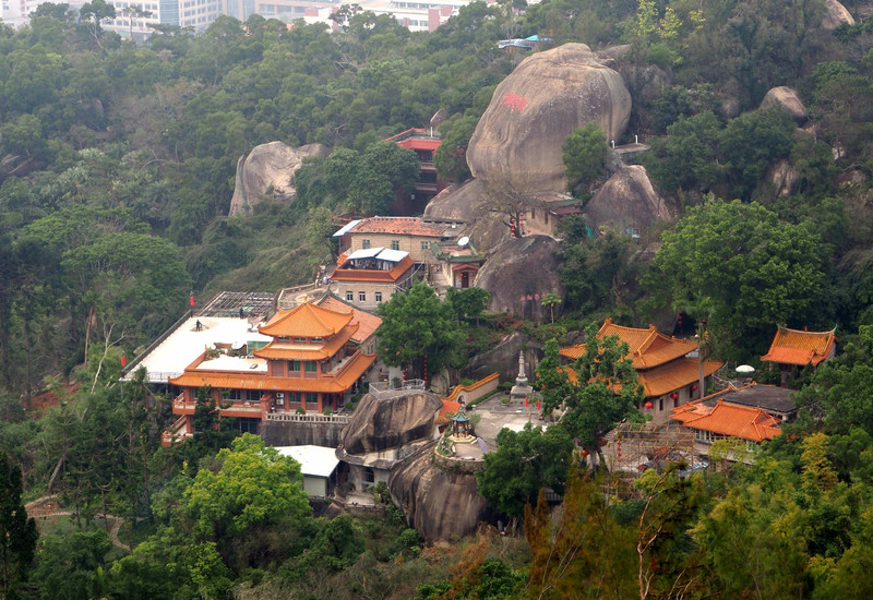 半山观景台俯瞰太平岩寺