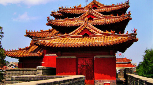 地址:泰安市泰山区东岳大街 岱庙是泰山大而完整的古建筑群,为道教神
