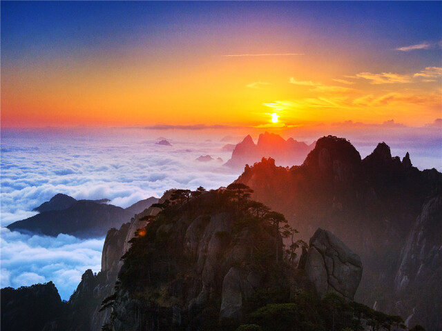 三清山几大标志性景观都在此景区,奇峰异石,雄浑山岳,壮阔云海,珍奇