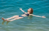 体验死海漂浮