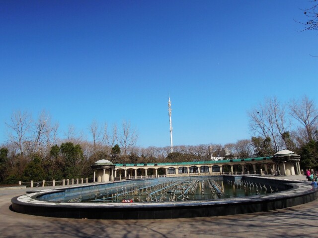 春节期间前往蠡湖中央公园,公园内游客稀少.
