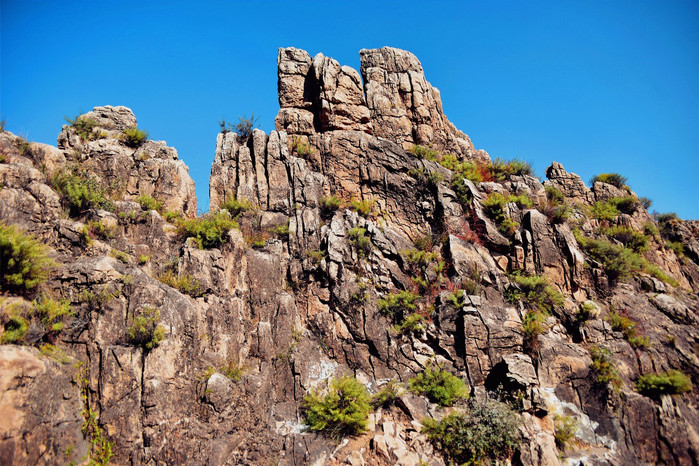 峰丛是一种连座峰林,基部完全相连,顶部为圆锥状或尖锥状的山峰.