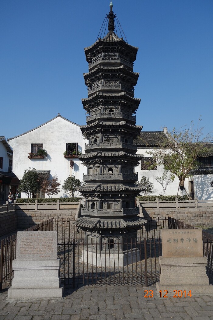南翔双塔 南翔双塔是全国仅存的一对年代最悠久的仿木结构楼阁式砖塔