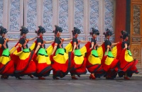 观看土族风情表演